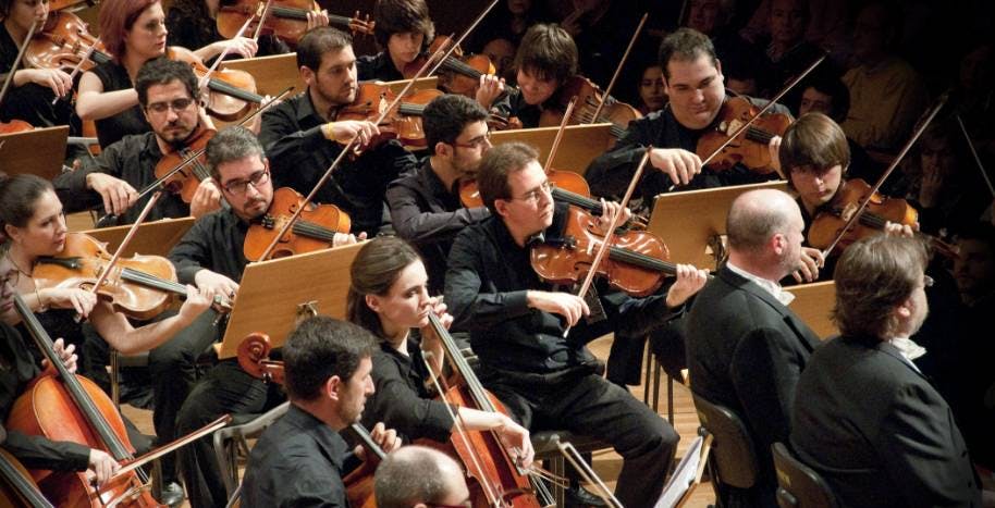 symphonic-orchestra-performing-stage